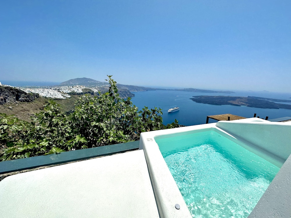 Eteoro Suites — Swimming pool in Imerovigli, South Aegean