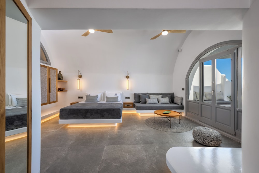 Eteoro Suites — Hotel rooms in Imerovigli, South Aegean