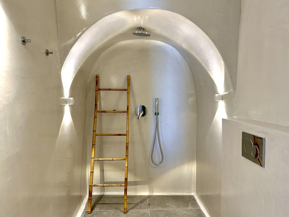 Eteoro Suites — Hotel rooms in Imerovigli, South Aegean