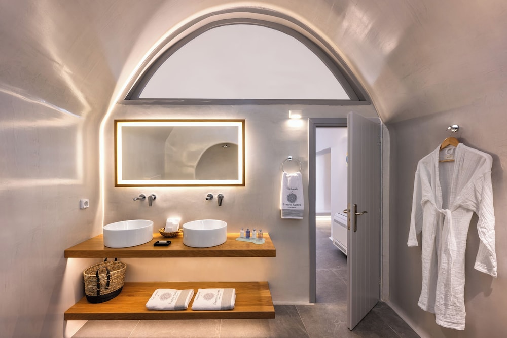 Eteoro Suites — Hotel rooms in Imerovigli, South Aegean