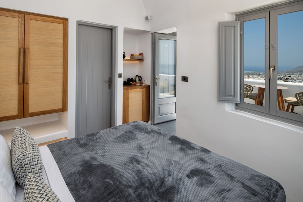 Eteoro Suites — Hotel rooms in Imerovigli, South Aegean