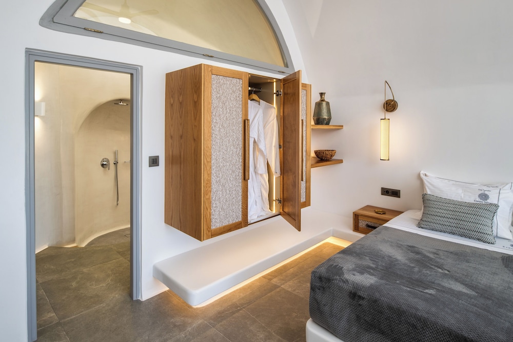 Eteoro Suites — Hotel rooms in Imerovigli, South Aegean
