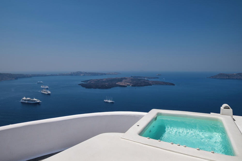Eteoro Suites — Swimming pool in Imerovigli, South Aegean