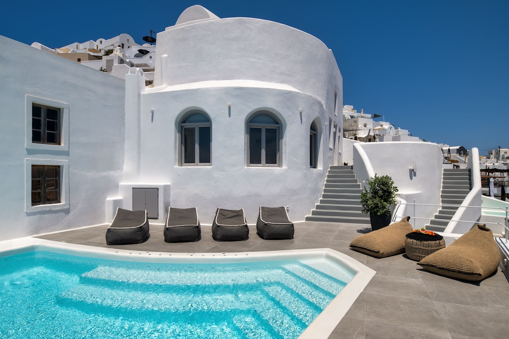 Eteoro Suites — Swimming pool in Imerovigli, South Aegean