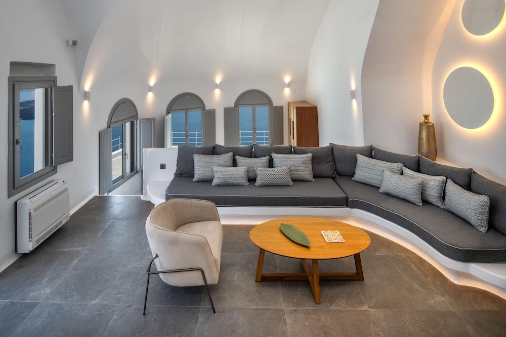 Eteoro Suites — Hotel rooms in Imerovigli, South Aegean