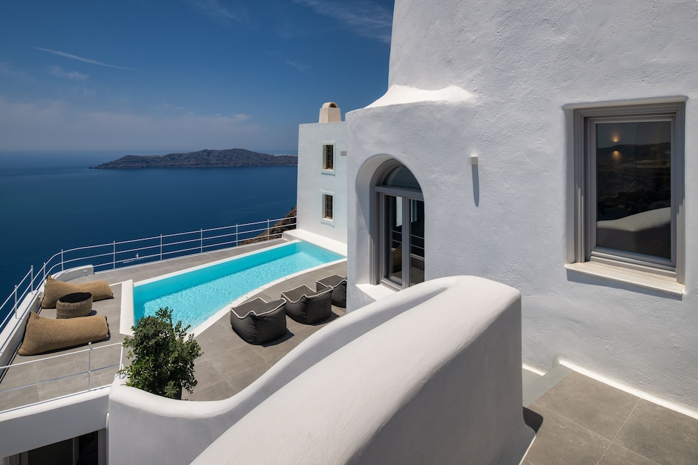 Eteoro Suites — Swimming pool in Imerovigli, South Aegean