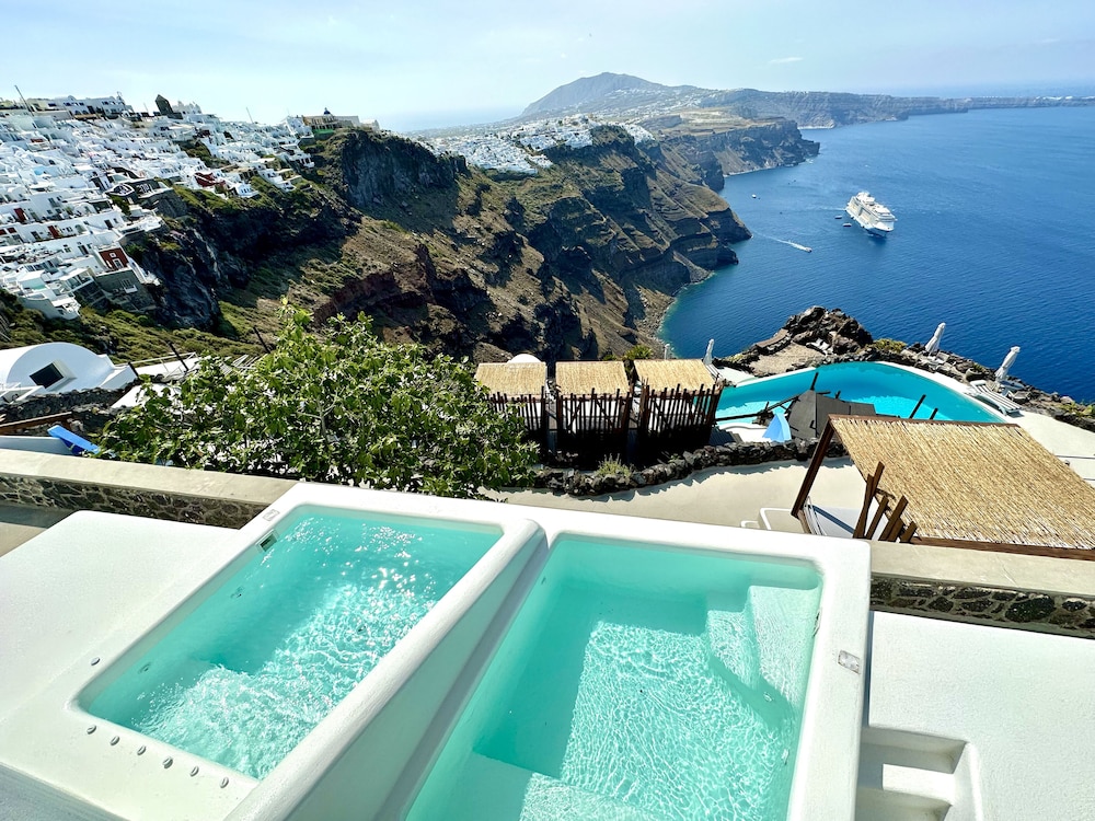 Eteoro Suites — Swimming pool in Imerovigli, South Aegean
