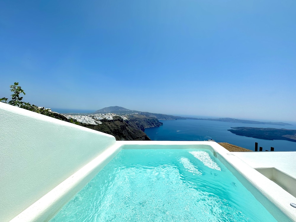 Eteoro Suites — Swimming pool in Imerovigli, South Aegean