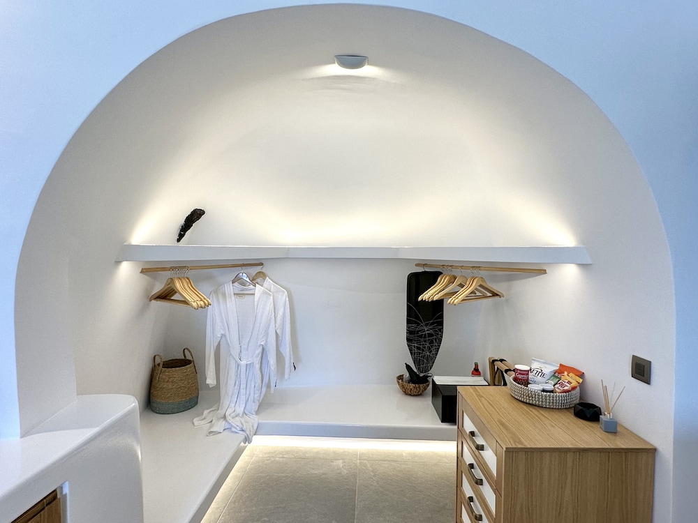 Eteoro Suites — Hotel rooms in Imerovigli, South Aegean
