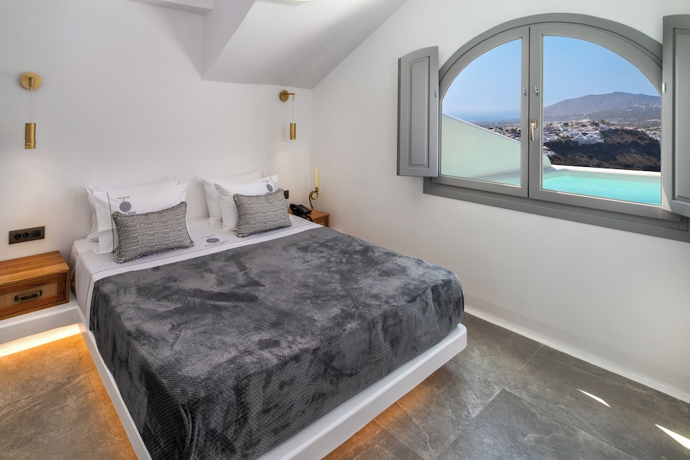 Eteoro Suites — Hotel rooms in Imerovigli, South Aegean
