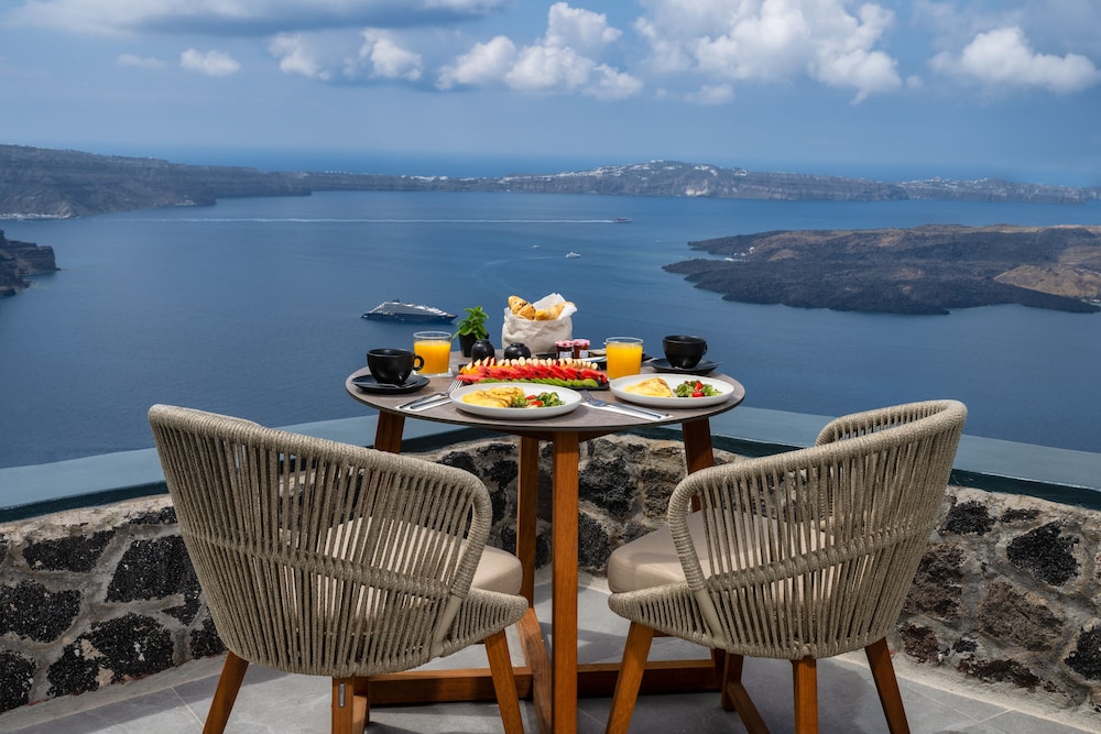 Eteoro Suites — Restaurant & bars in Imerovigli, South Aegean