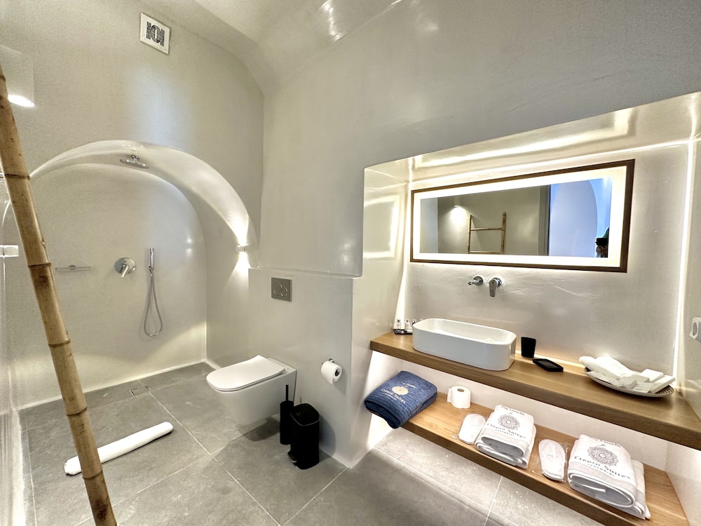 Eteoro Suites — Hotel rooms in Imerovigli, South Aegean