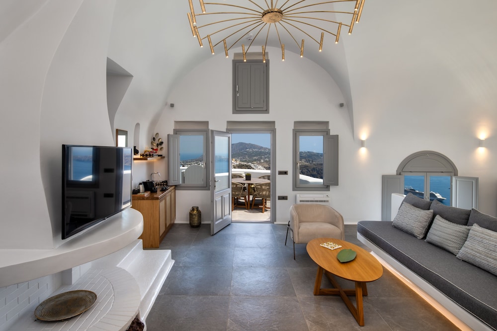 Eteoro Suites — Hotel rooms in Imerovigli, South Aegean