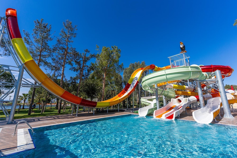 Megasaray Resort Side — Swimming pool in Titreyengol