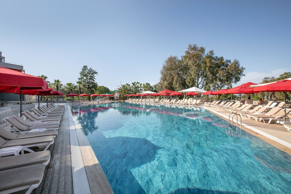 Megasaray Resort Side — Swimming pool in Titreyengol