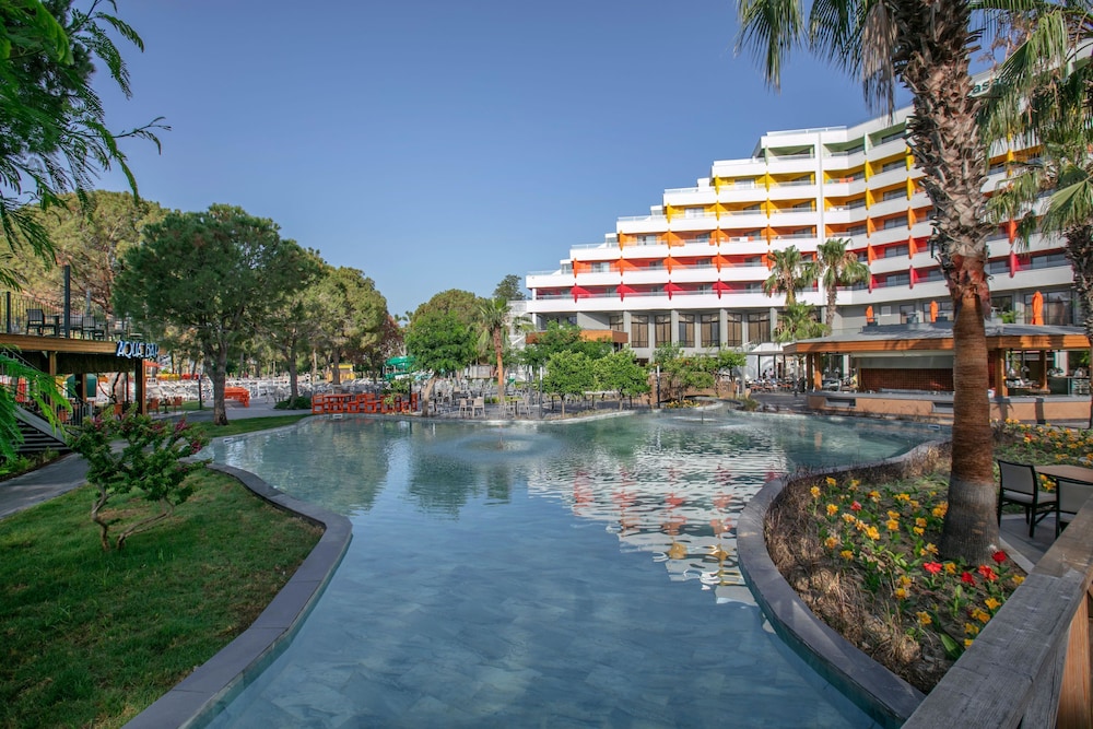 Megasaray Resort Side — Hotel building in Titreyengol