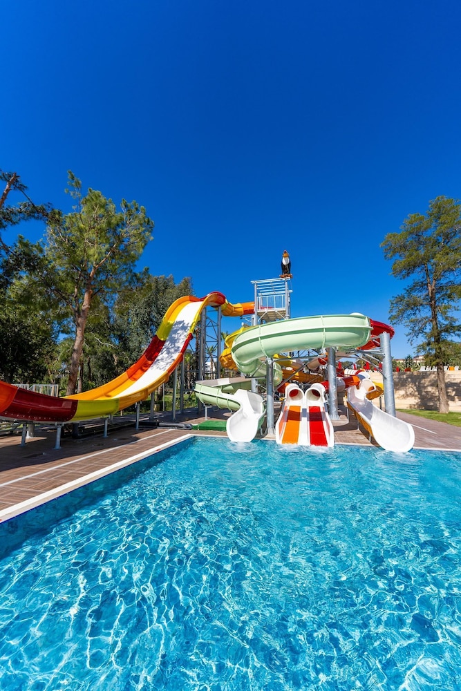 Megasaray Resort Side — Swimming pool in Titreyengol