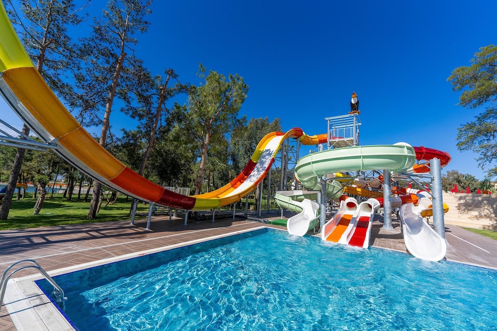 Megasaray Resort Side — Swimming pool in Titreyengol