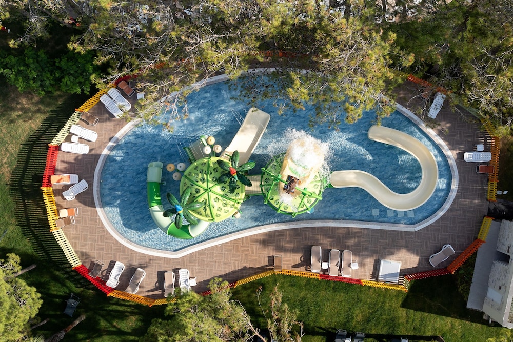 Megasaray Resort Side — Swimming pool in Titreyengol