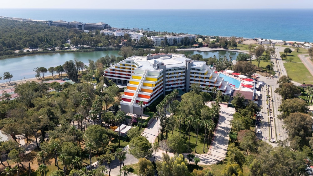 Megasaray Resort Side — Hotel building in Titreyengol