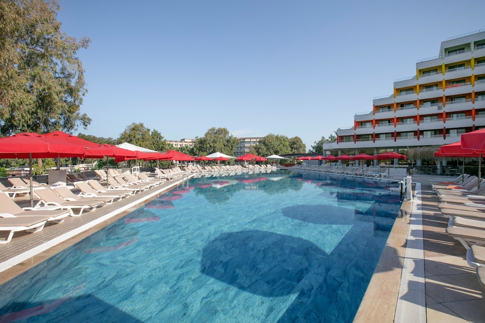 Megasaray Resort Side — Swimming pool in Titreyengol