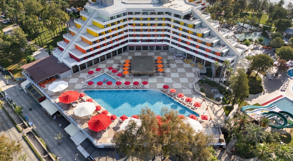 Megasaray Resort Side — Hotel building in Titreyengol
