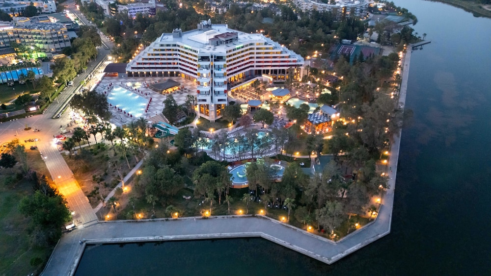 Megasaray Resort Side — Hotel building in Titreyengol