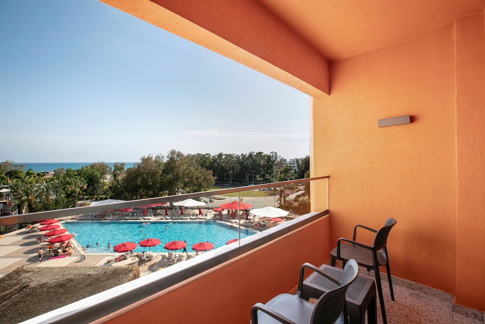 Megasaray Resort Side — Swimming pool in Titreyengol