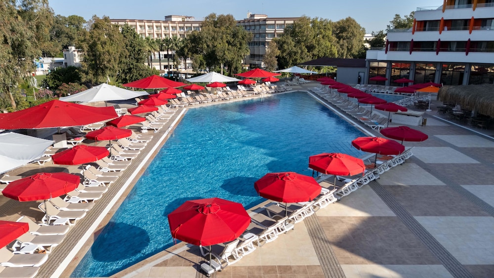 Megasaray Resort Side — Swimming pool in Titreyengol