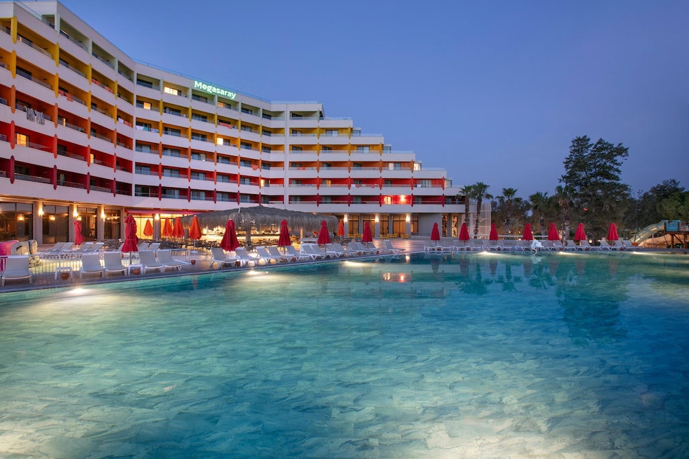 Megasaray Resort Side — Hotel building in Titreyengol