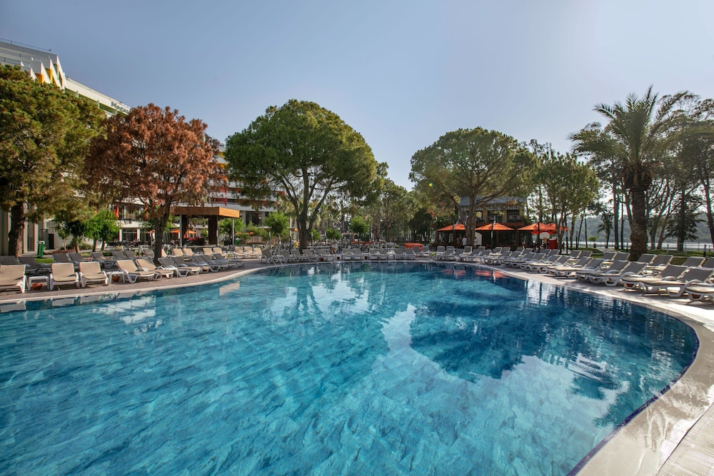 Megasaray Resort Side — Swimming pool in Titreyengol