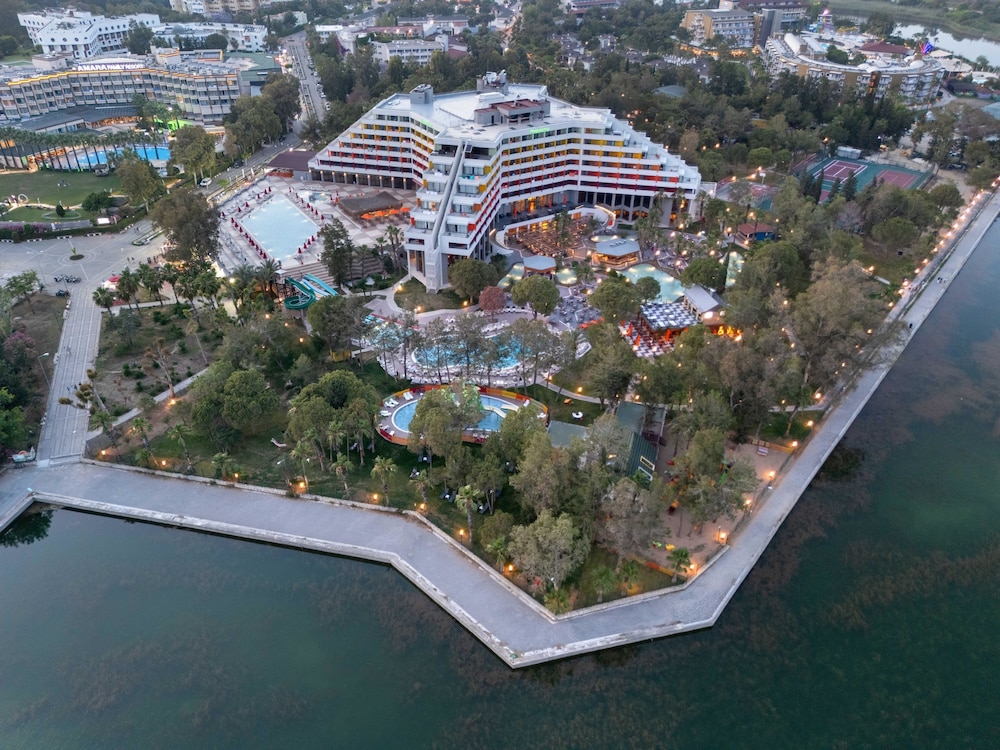 Megasaray Resort Side — Hotel building in Titreyengol