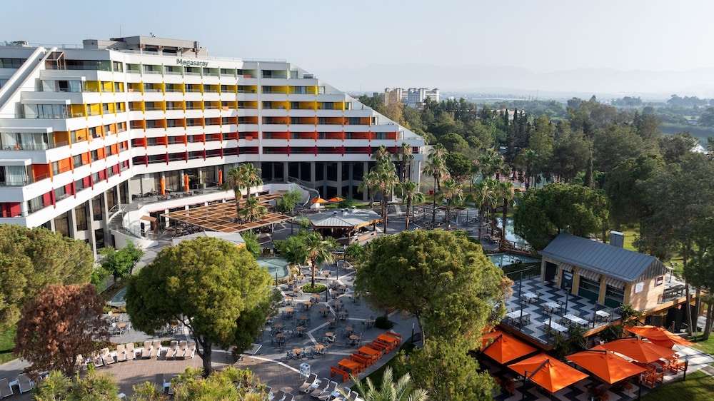 Megasaray Resort Side — Hotel building in Titreyengol