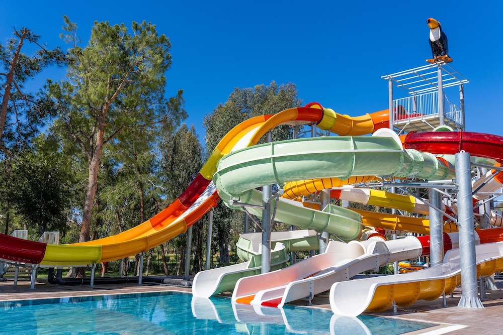 Megasaray Resort Side — Swimming pool in Titreyengol