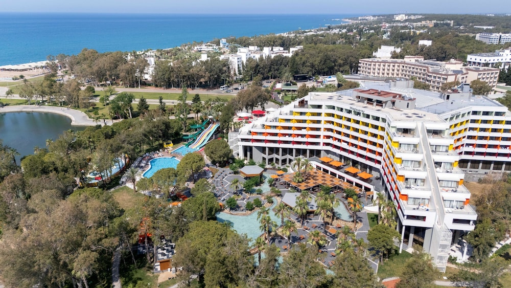 Megasaray Resort Side — Hotel building in Titreyengol