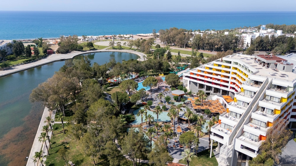 Megasaray Resort Side — Hotel building in Titreyengol