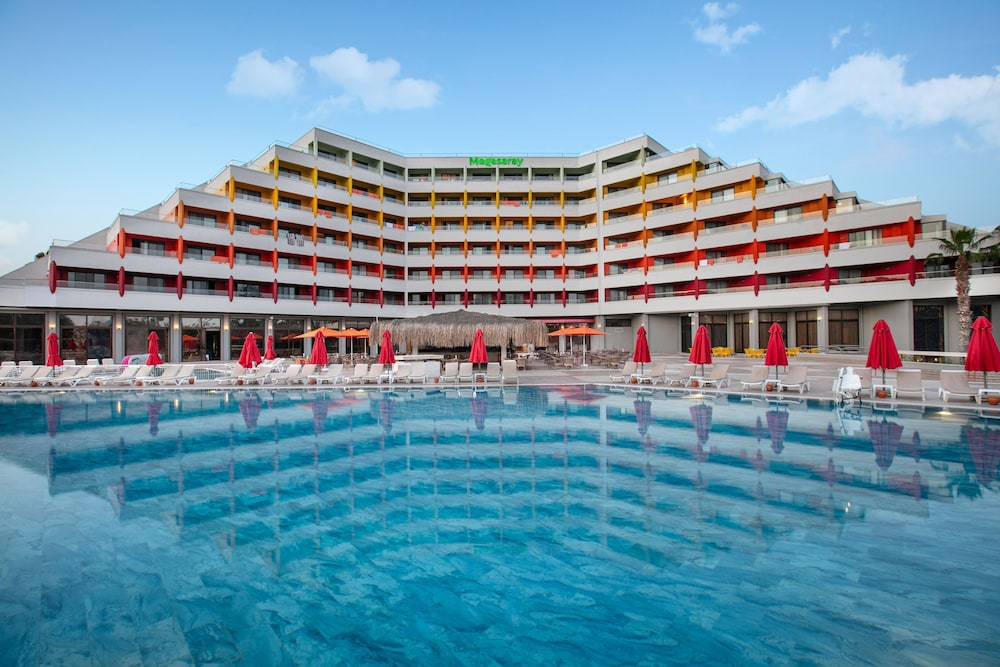Megasaray Resort Side — Hotel building in Titreyengol