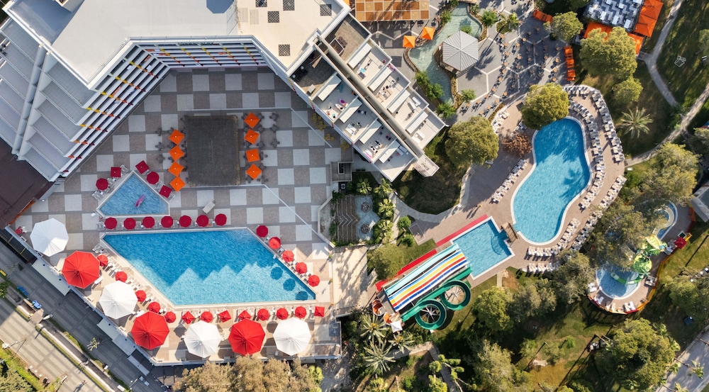 Megasaray Resort Side — Swimming pool in Titreyengol