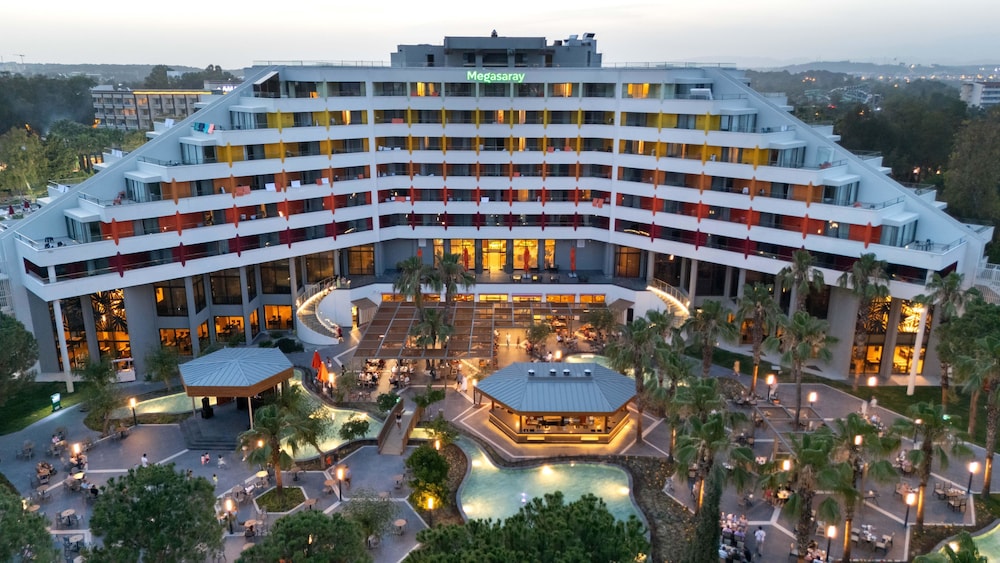 Megasaray Resort Side — Hotel building in Titreyengol