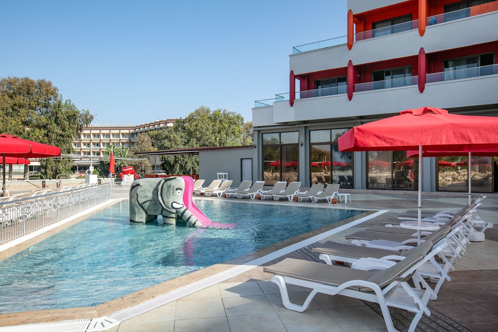 Megasaray Resort Side — Swimming pool in Titreyengol