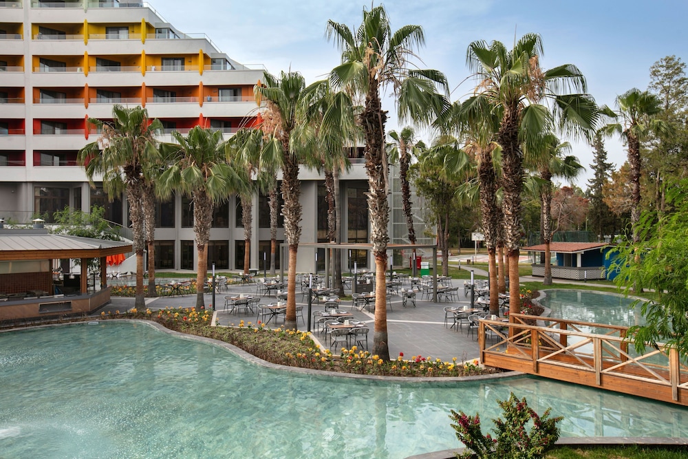 Megasaray Resort Side — Hotel building in Titreyengol