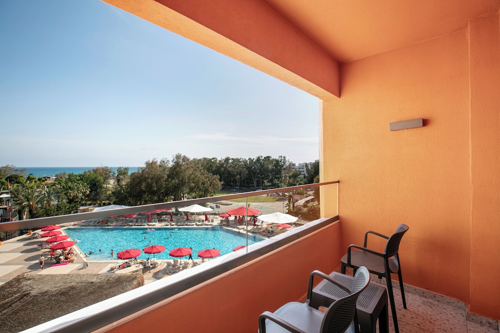 Megasaray Resort Side — Swimming pool in Titreyengol