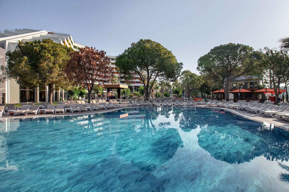 Megasaray Resort Side — Swimming pool in Titreyengol