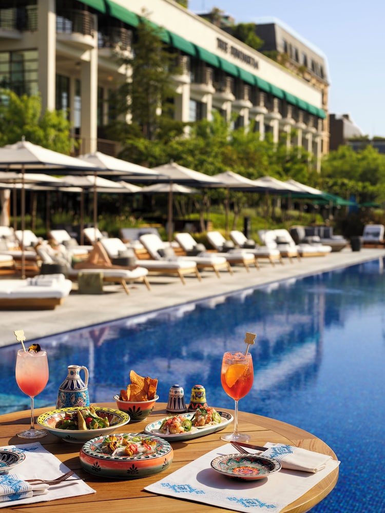 The Peninsula Istanbul — Swimming pool in Istanbul, Istanbul