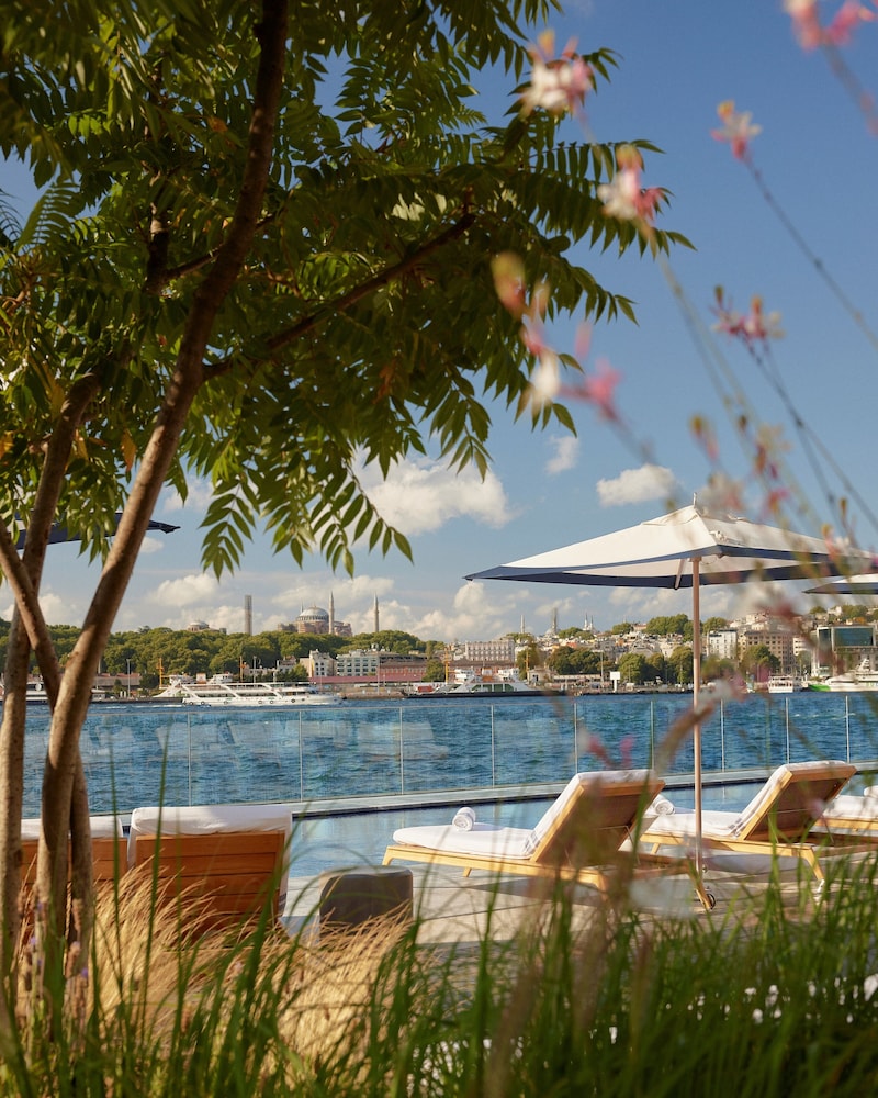 The Peninsula Istanbul — Swimming pool in Istanbul, Istanbul