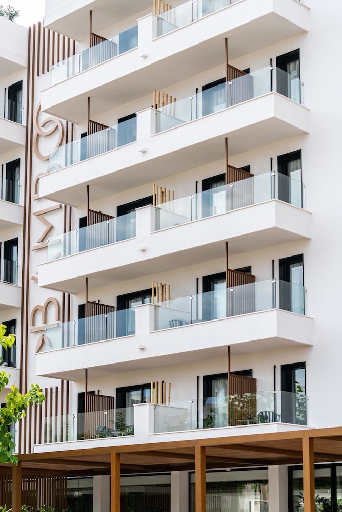 THB Bamboo Alcudia Hotel - Adults Only — Hotel building in Alcudia, Balearic Islands