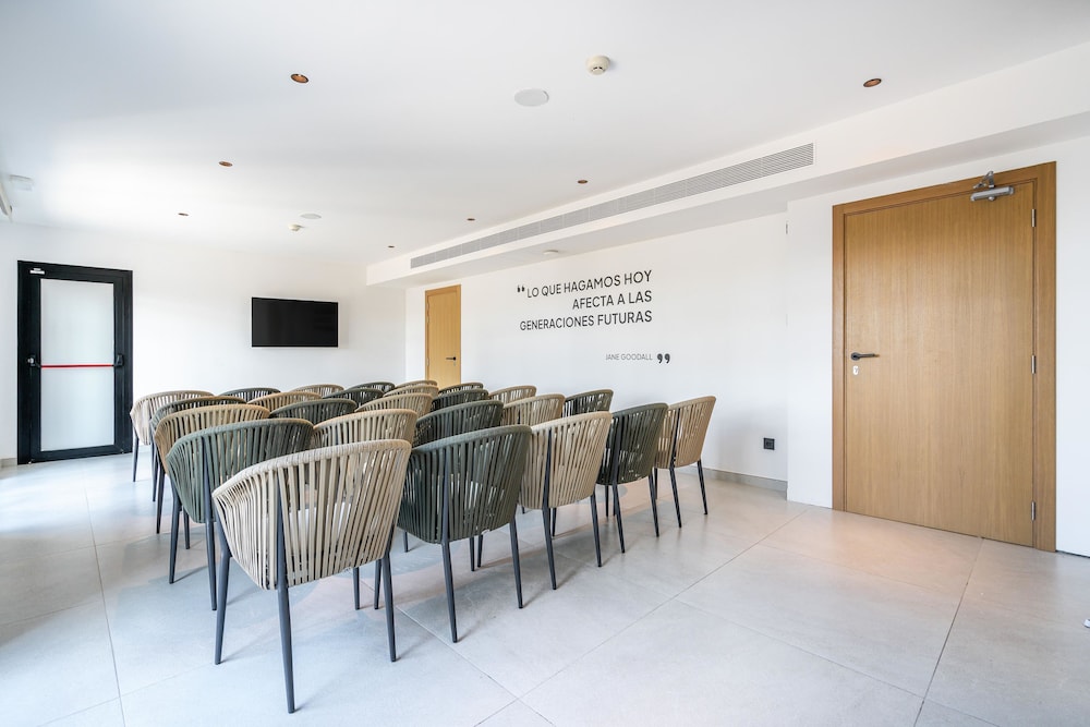 THB Bamboo Alcudia Hotel - Adults Only — Hotel building in Alcudia, Balearic Islands