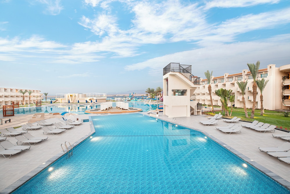 The V Luxury Resort Sahl Hasheesh — Swimming pool in Sahl Hasheesh, Red Sea