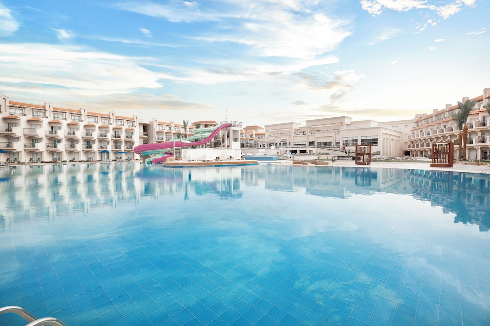 The V Luxury Resort Sahl Hasheesh — Swimming pool in Sahl Hasheesh, Red Sea