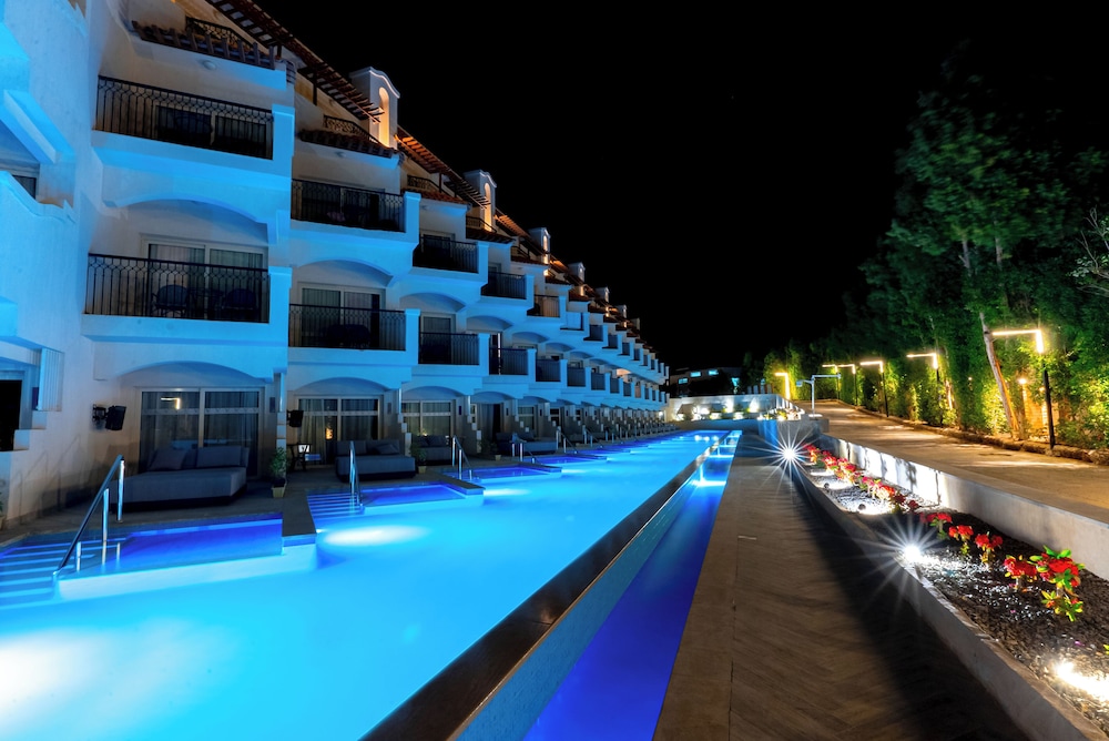 The V Luxury Resort Sahl Hasheesh — Swimming pool in Sahl Hasheesh, Red Sea